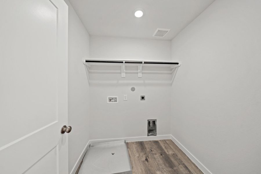 Spacious, unfurnished interior of a new home in Lakes at Black Oak, Magnolia (Image 16).