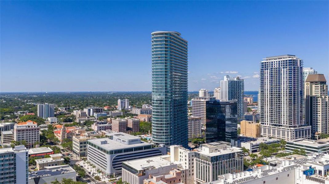 Condo located in St. Petersburg, FL showcasing its design and architecture (Image 52).
