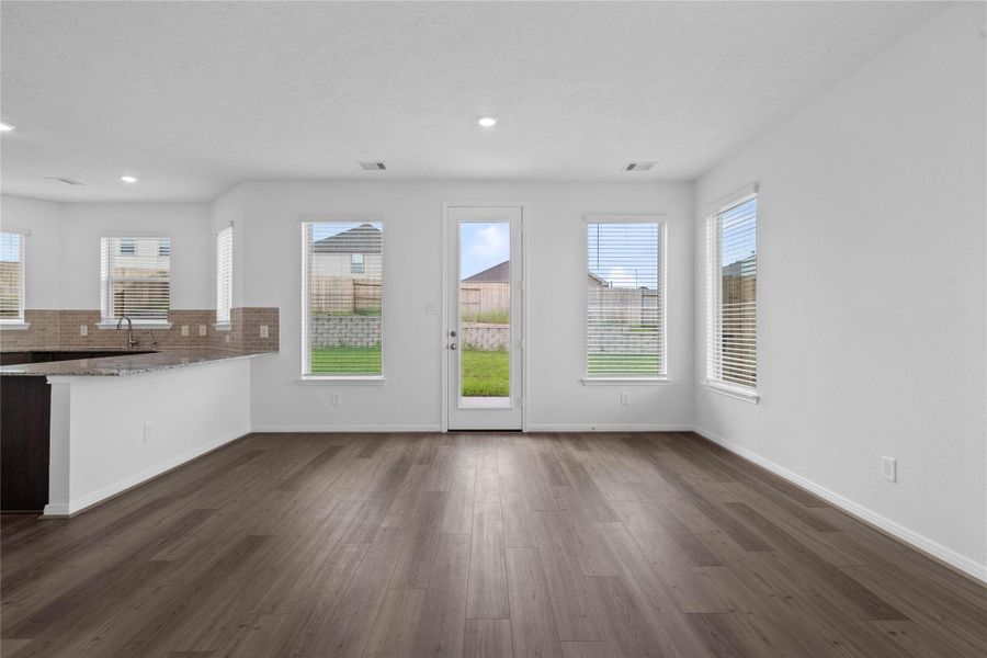 Spacious, unfurnished interior of a new home in Oakwood Trails, Tomball (Image 19).