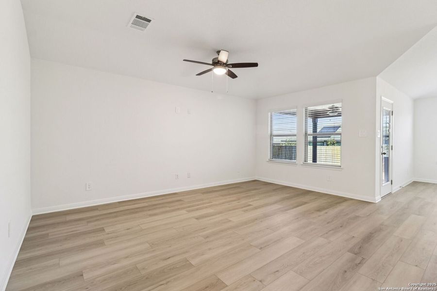 Spacious, unfurnished interior of a new home in Catalina, Converse (Image 30).