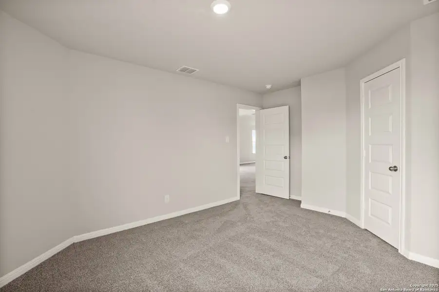 Spacious, unfurnished interior of a new home in Cinco Lakes, San Antonio (Image 11).