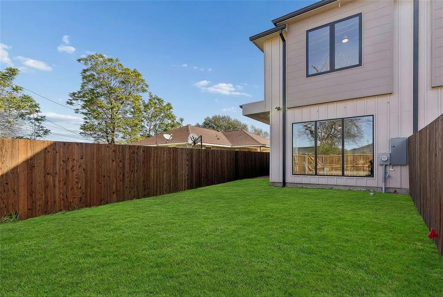 Exterior details and patio area of a home in , Dallas (Image 4).