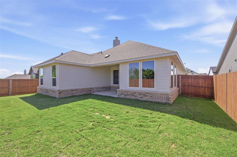 Exterior details and patio area of a home in Covenant Park, Springtown (Image 3).