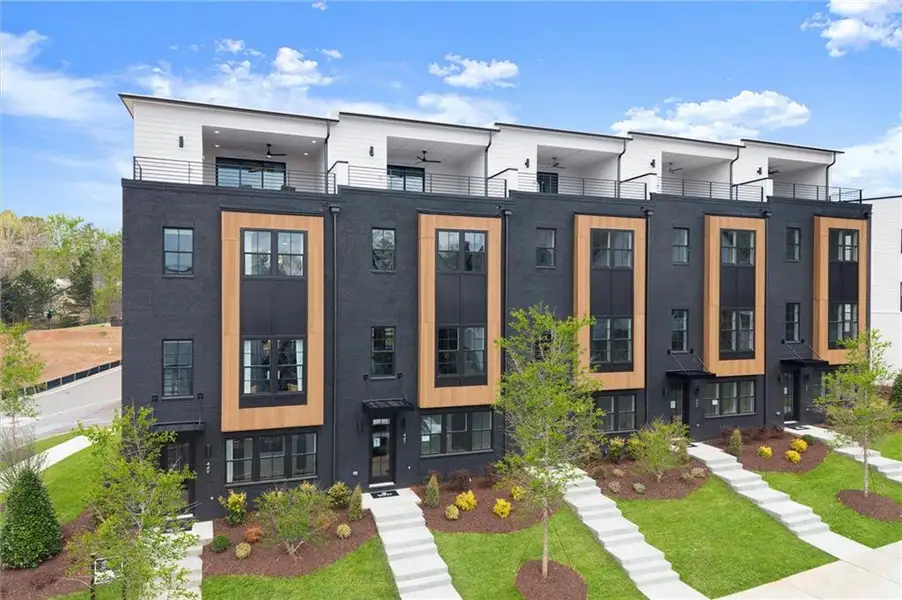 Condo located in Alpharetta, GA showcasing its design and architecture (Image 4).