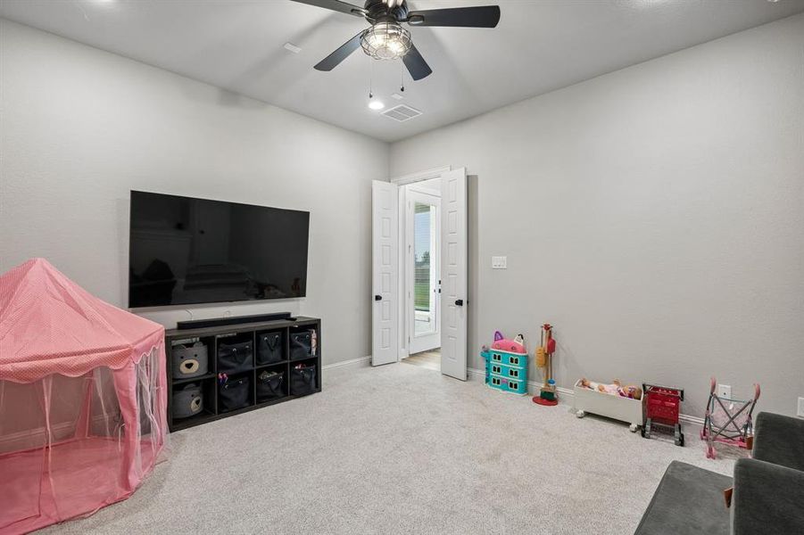 Furnished interior view inside a new home in Springside Estates, Waxahachie (Image 29). Furnished interior view inside a new home in Springside Estates, Waxahachie (Image 29).