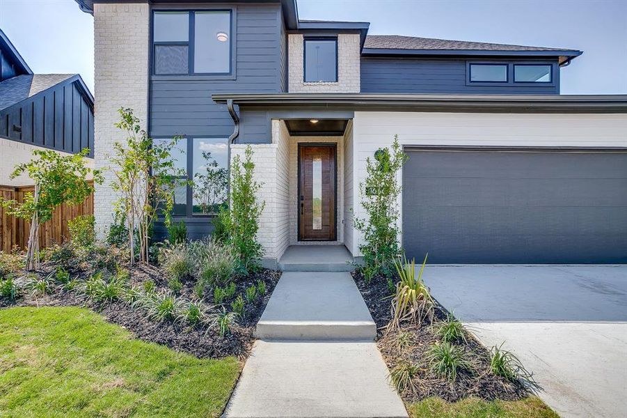 Exterior details and patio area of a home in Pecan Grove, Burleson (Image 3).