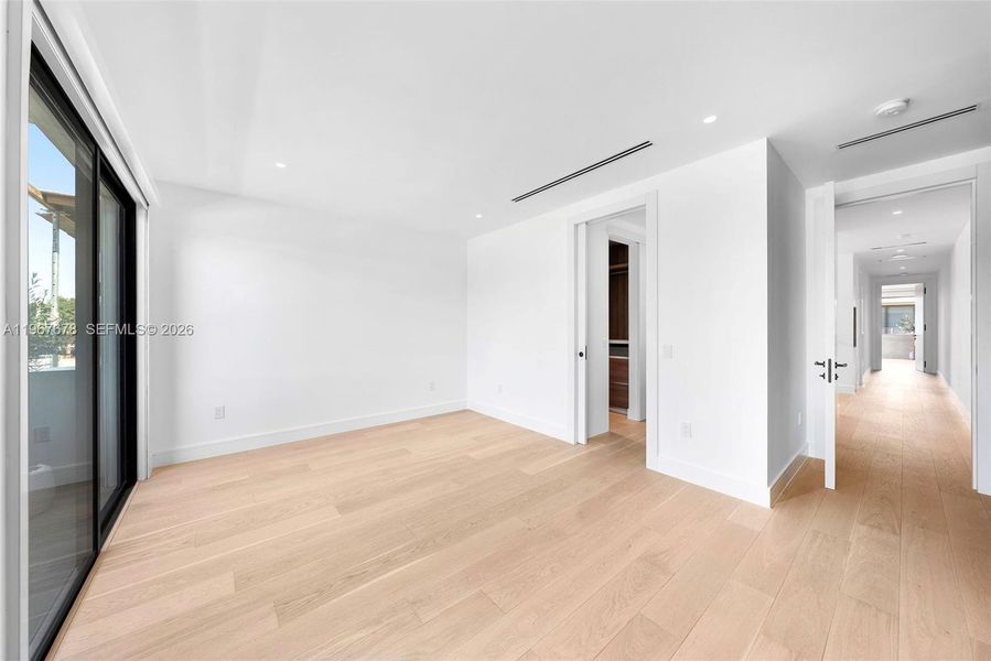 Spacious, unfurnished interior of a new home in , Miami (Image 77).