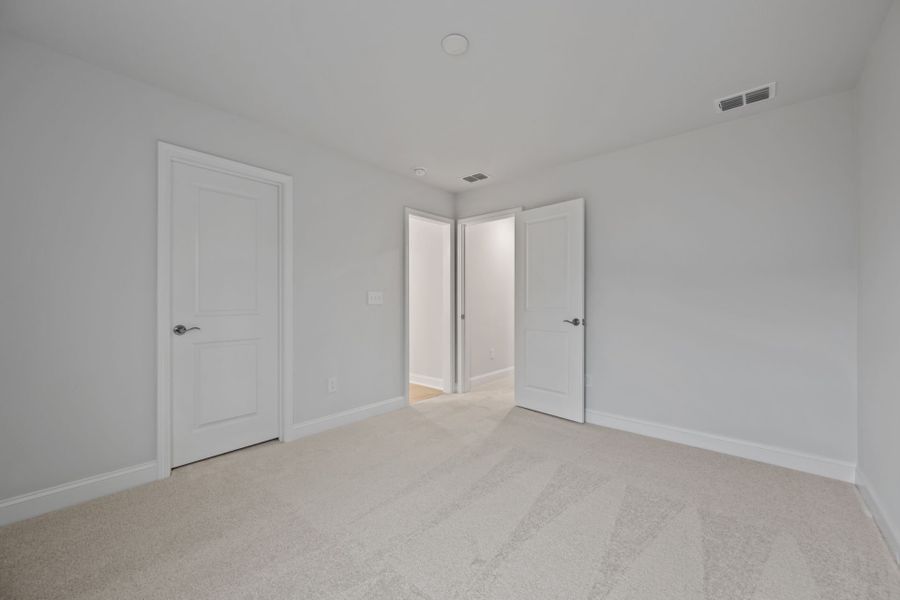 Spacious, unfurnished interior of a new home in Carriage Estates, Lexington (Image 12).
