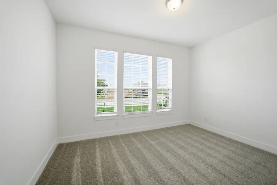 Spacious, unfurnished interior of a new home in Sunterra Lakes, Brookshire (Image 18).