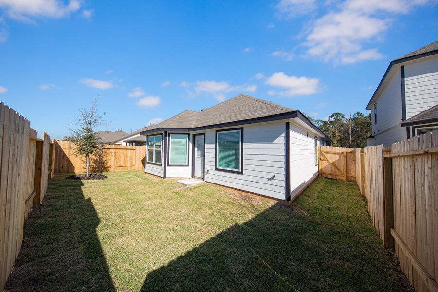 Exterior details and patio area of a home in Mackenzie Creek, Conroe (Image 3).