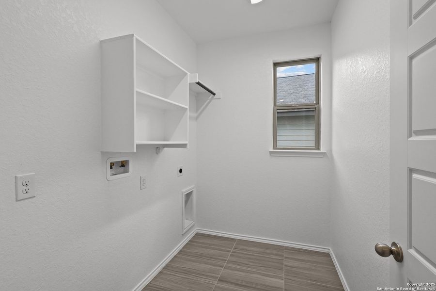 Spacious, unfurnished interior of a new home in Overlook at Creekside, New Braunfels (Image 27).