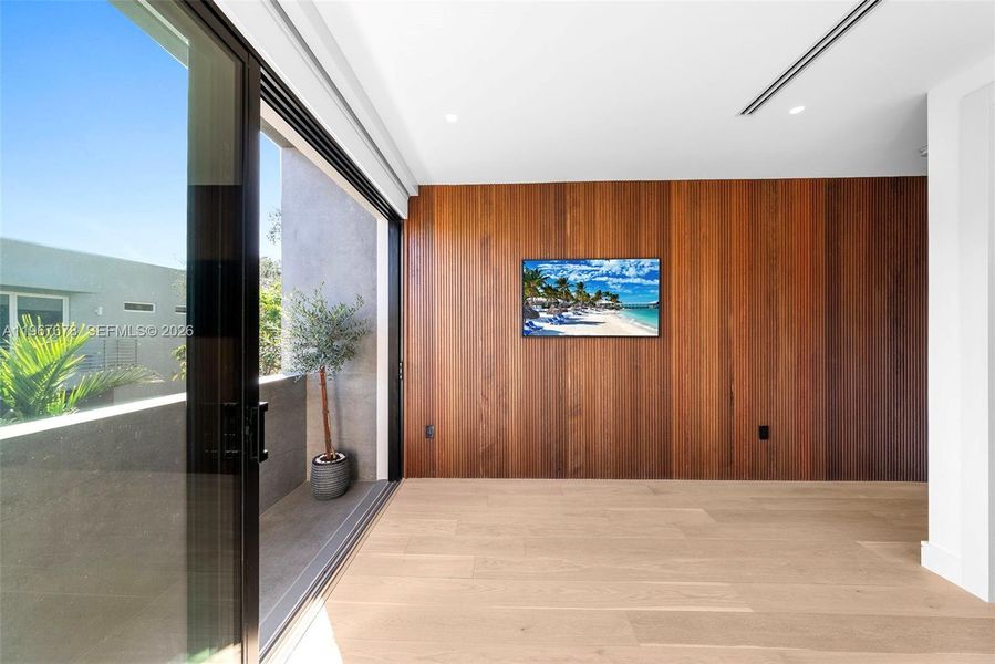 Exterior details and patio area of a home in , Miami (Image 45).