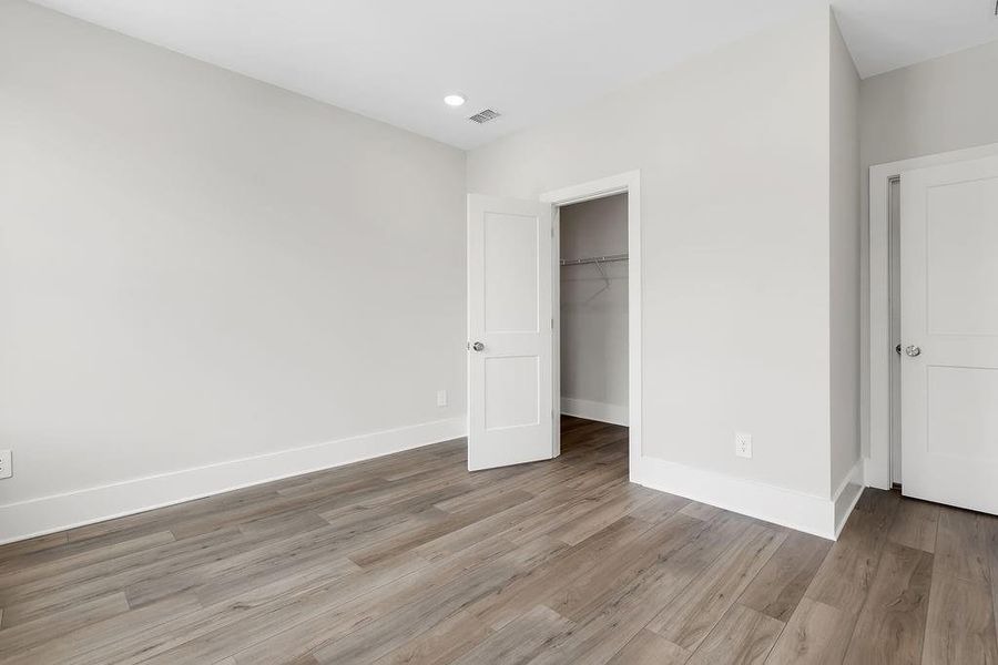Spacious, unfurnished interior of a new home in Echo Park, Suwanee (Image 26).
