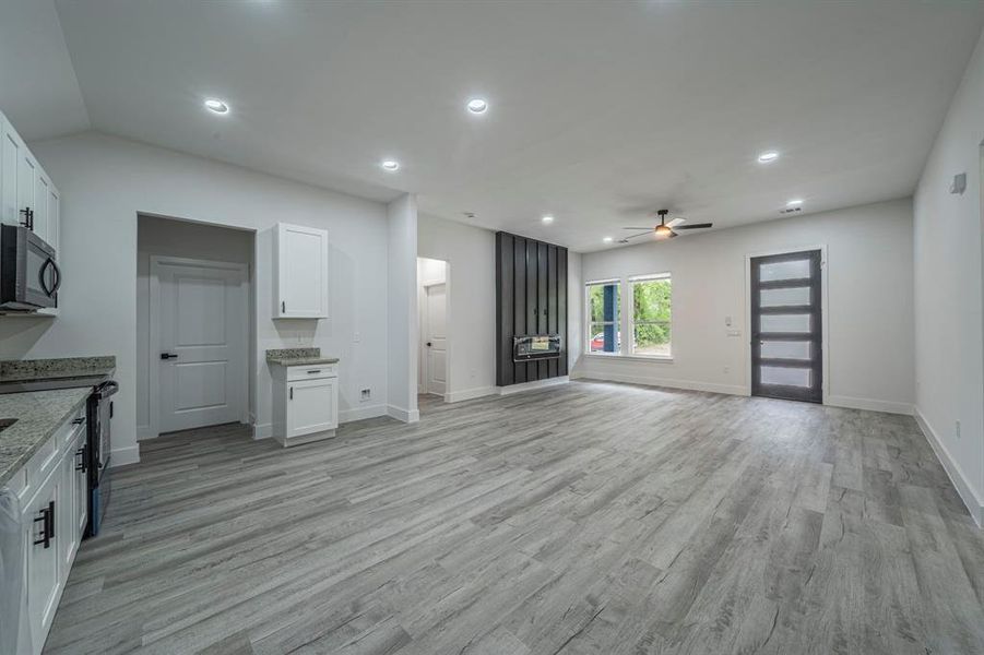 Spacious, unfurnished interior of a new home in , Malakoff (Image 10).