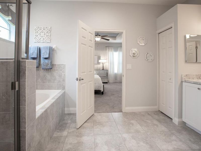 Luxurious en-suite owner`s bath - Willow II by Highland Homes