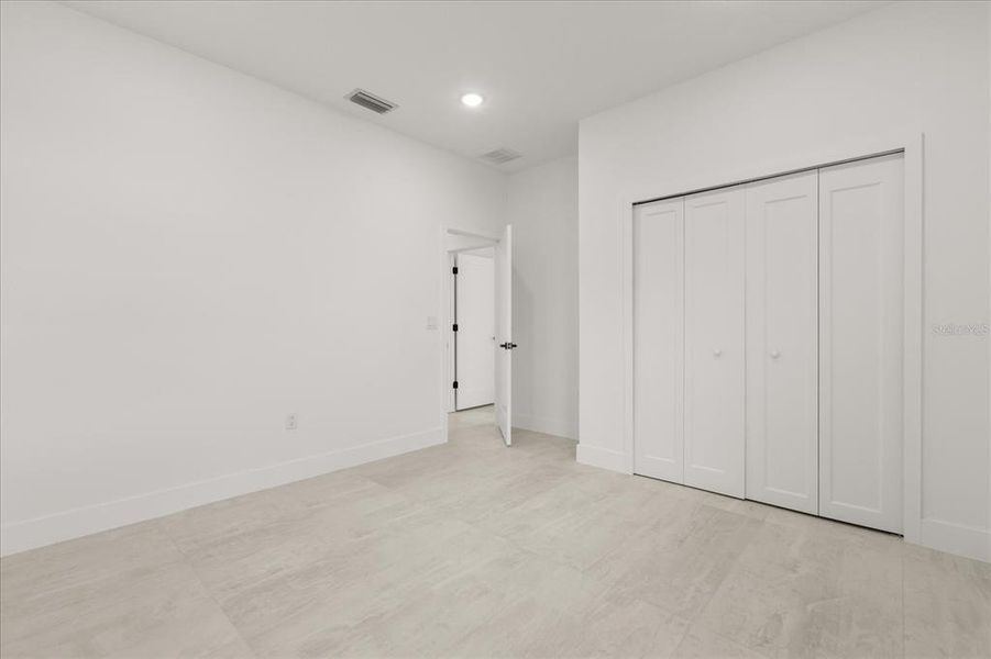 Spacious, unfurnished interior of a new home in , Ocala (Image 26).