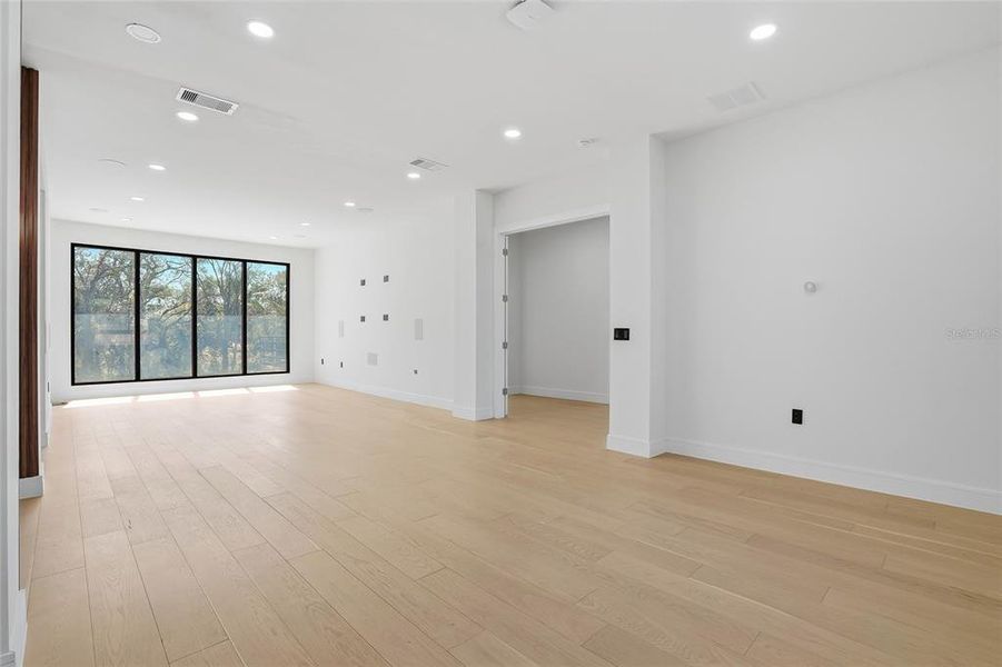 Spacious, unfurnished interior of a new home in , Tampa (Image 76).