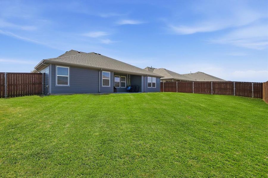 Exterior details and patio area of a home in Sandstone Estates, Granbury (Image 26).