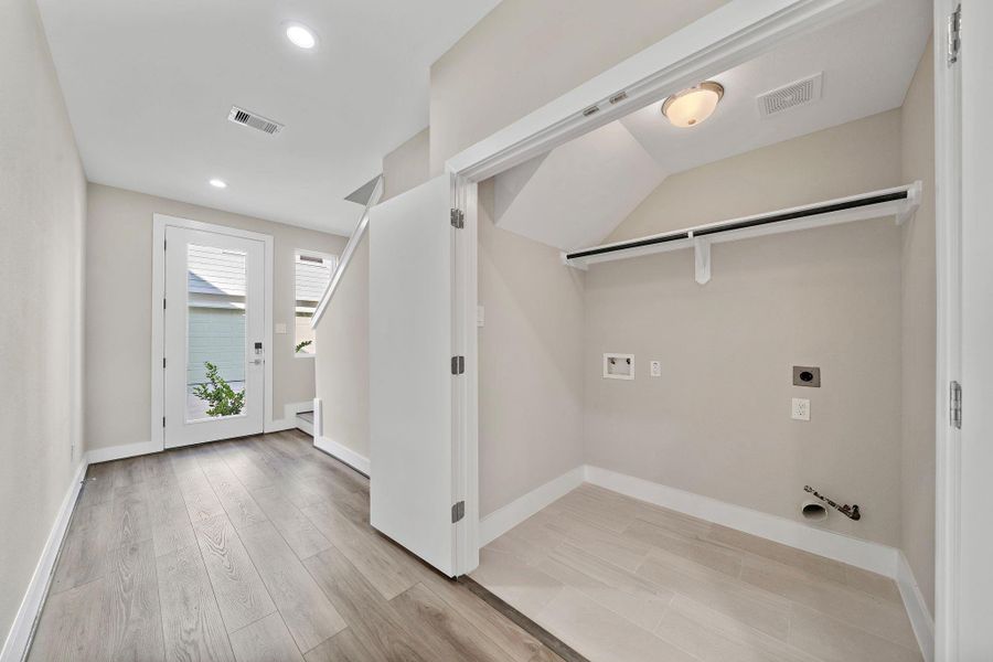 Spacious, unfurnished interior of a new home in Wellford Village, Houston (Image 12).