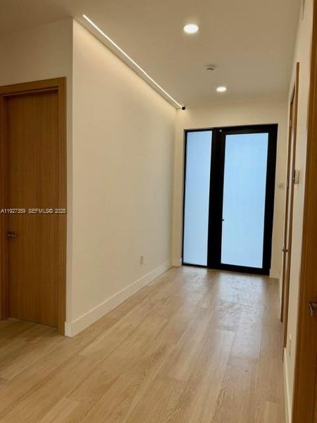 Spacious, unfurnished interior of a new home in , Fort Lauderdale (Image 26).