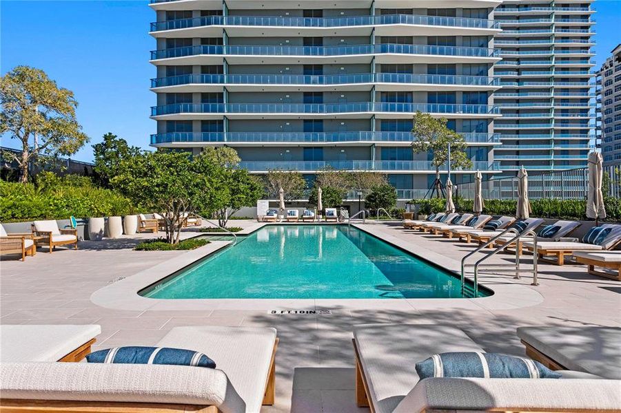 Condo located in Tampa, FL showcasing its design and architecture (Image 39).