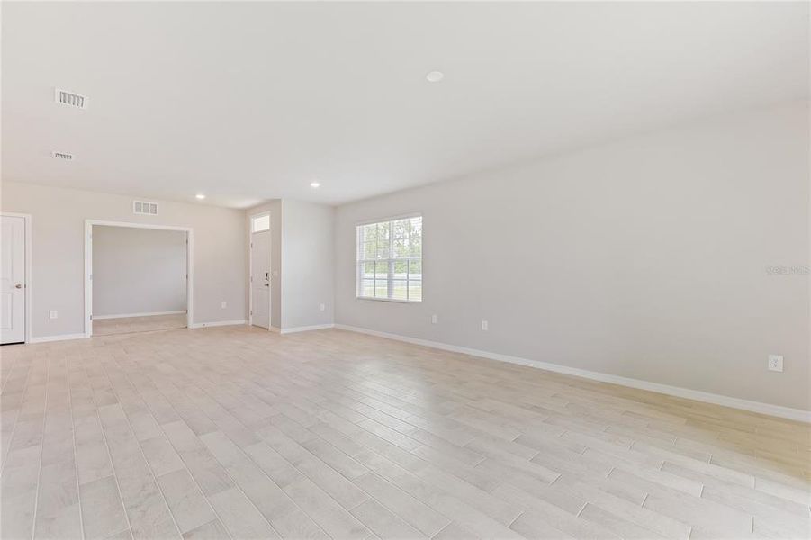 Spacious, unfurnished interior of a new home in Heritage Lake Park, Punta Gorda (Image 16).