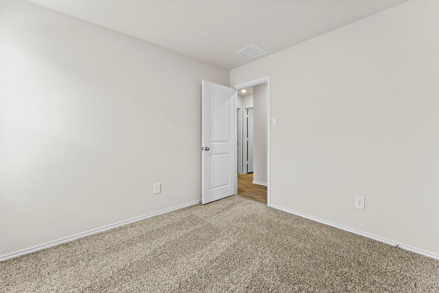 Spacious, unfurnished interior of a new home in Ladera, Luling (Image 15).