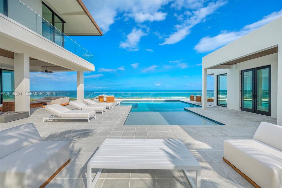 Exterior details and patio area of a home in , Fort Pierce (Image 33).