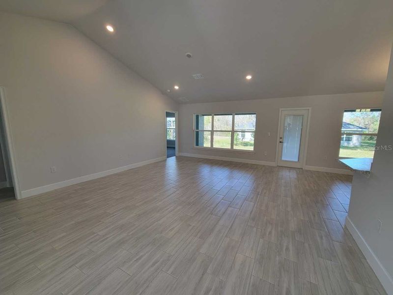 Spacious, unfurnished interior of a new home in Ocala Waterway / Kingsland Country Estates, Ocala (Image 7).