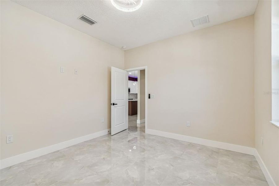Spacious, unfurnished interior of a new home in , Tampa (Image 33).