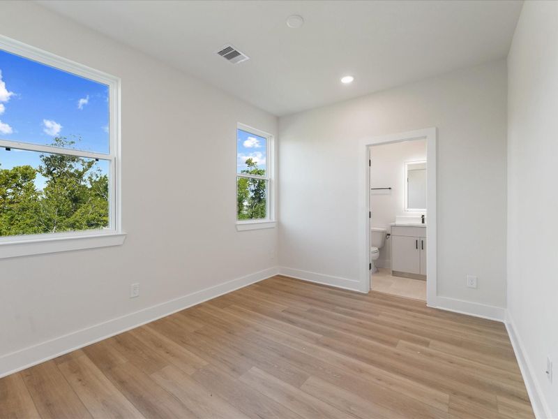 Spacious, unfurnished interior of a new home in , Houston (Image 22).