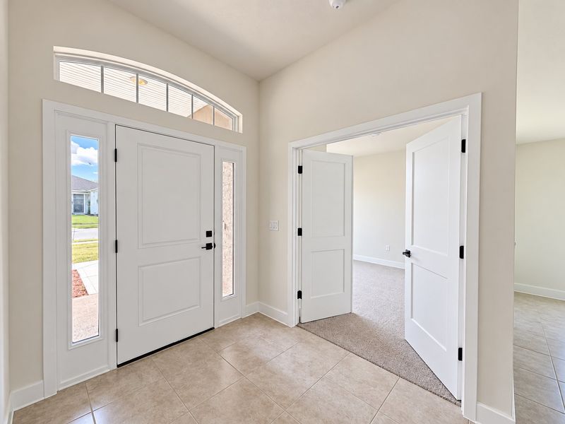 Spacious, unfurnished interior of a new home in St. John's Preserve, Palm Bay (Image 19).