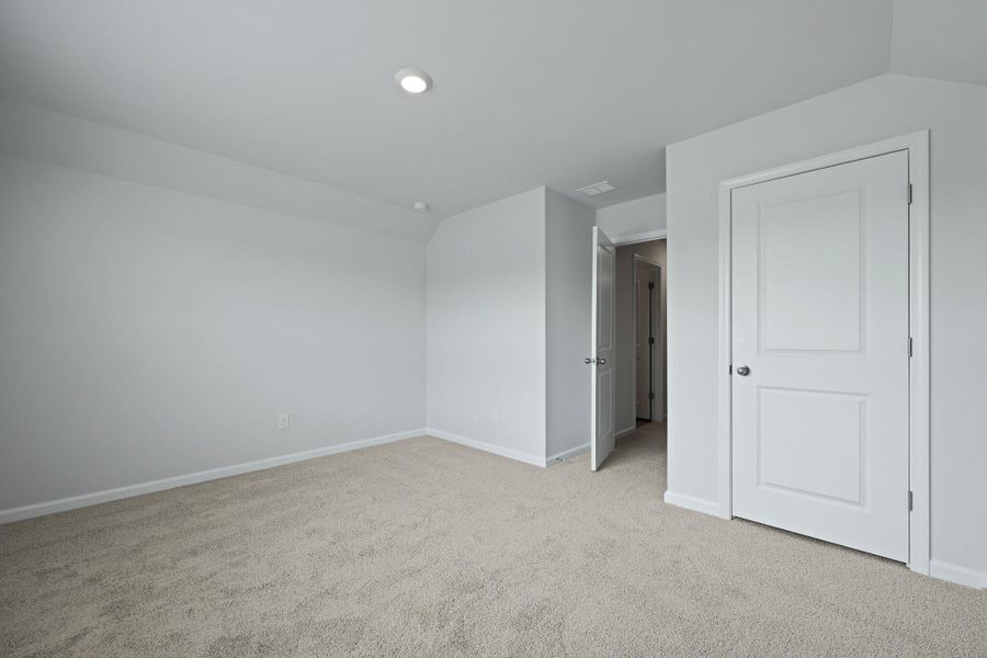Spacious, unfurnished interior of a new home in Sheep Island, Summerville (Image 27).