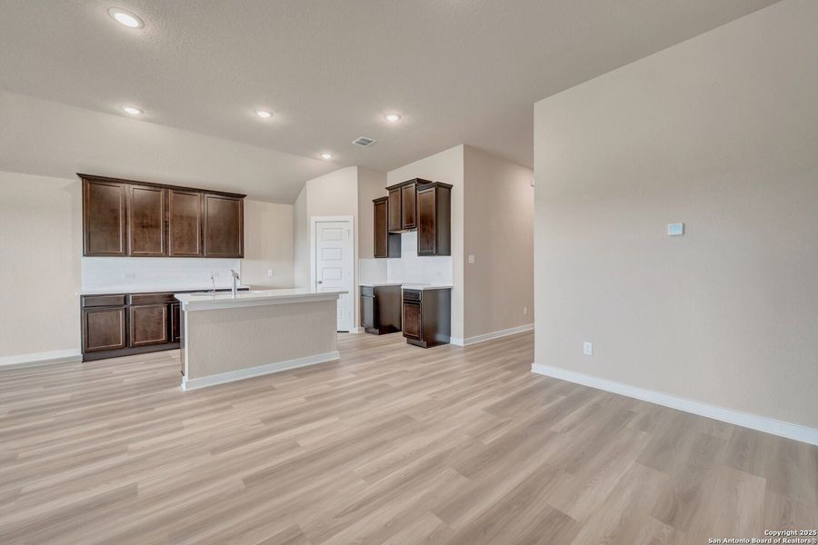 Spacious, unfurnished interior of a new home in Mesquite Ridge, San Antonio (Image 15).