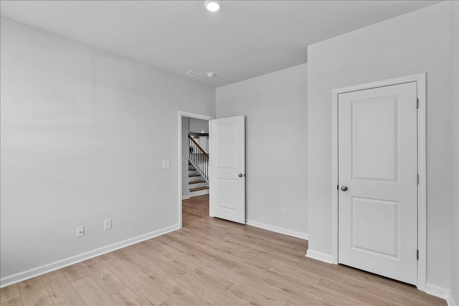 Spacious, unfurnished interior of a new home in Fieldstone, Lexington (Image 30).