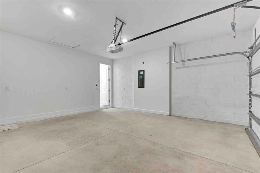 Spacious, unfurnished interior of a new home in Cresswind at Lake Harris, Tavares (Image 43).