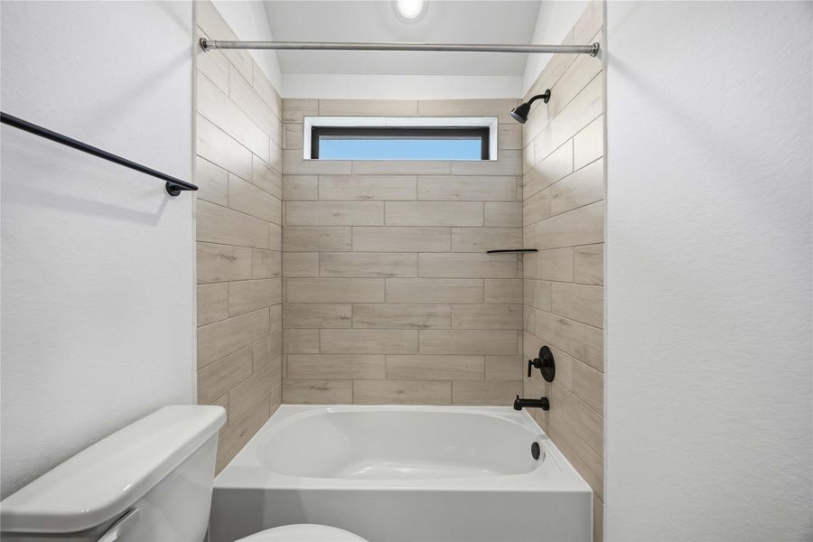 Furnished interior view inside a new home in Sienna, Missouri City (Image 10).