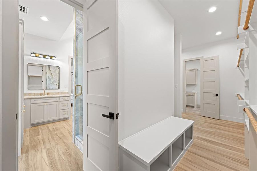 Furnished interior view inside a new home in , Malakoff (Image 19).