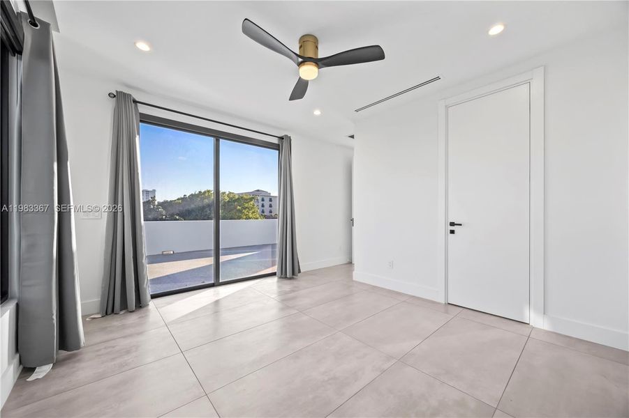 Spacious, unfurnished interior of a new home in , Fort Lauderdale (Image 81).