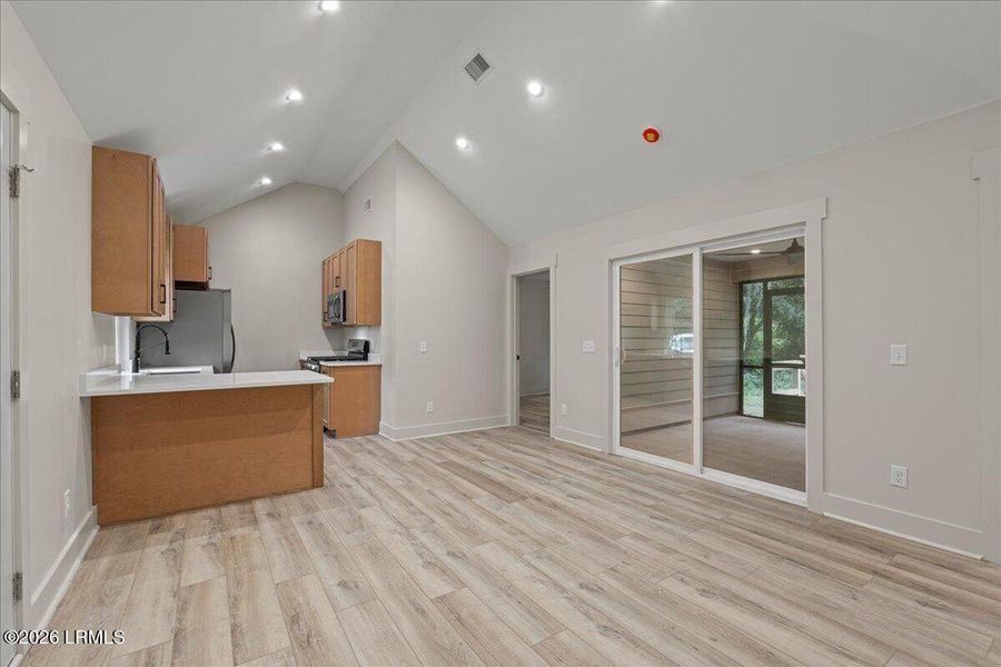 Spacious, unfurnished interior of a new home in , Beaufort (Image 70).