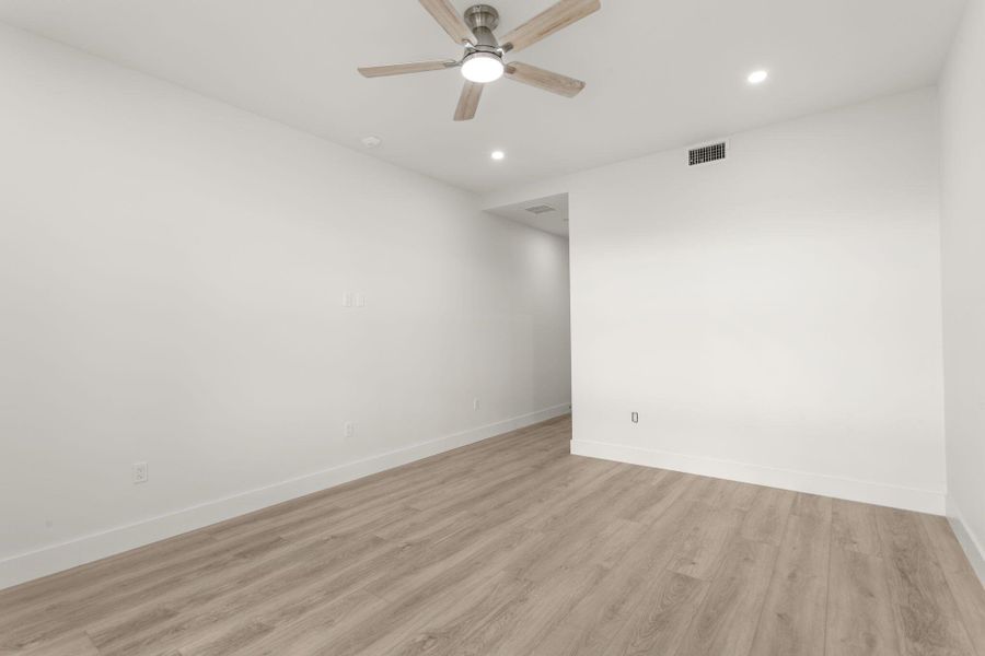 Spacious, unfurnished interior of a new home in , Tierra Verde (Image 25).