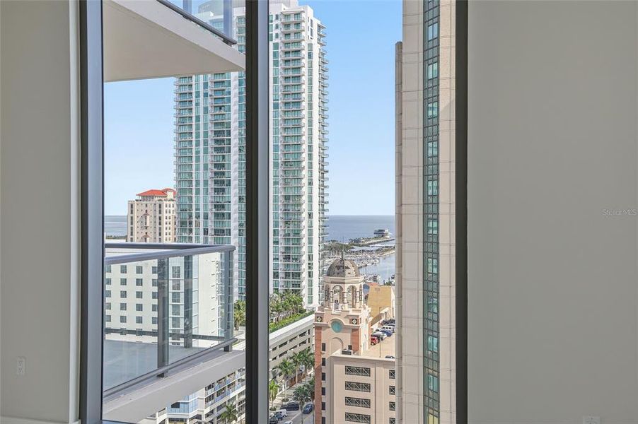 Condo located in St. Petersburg, FL showcasing its design and architecture (Image 44).