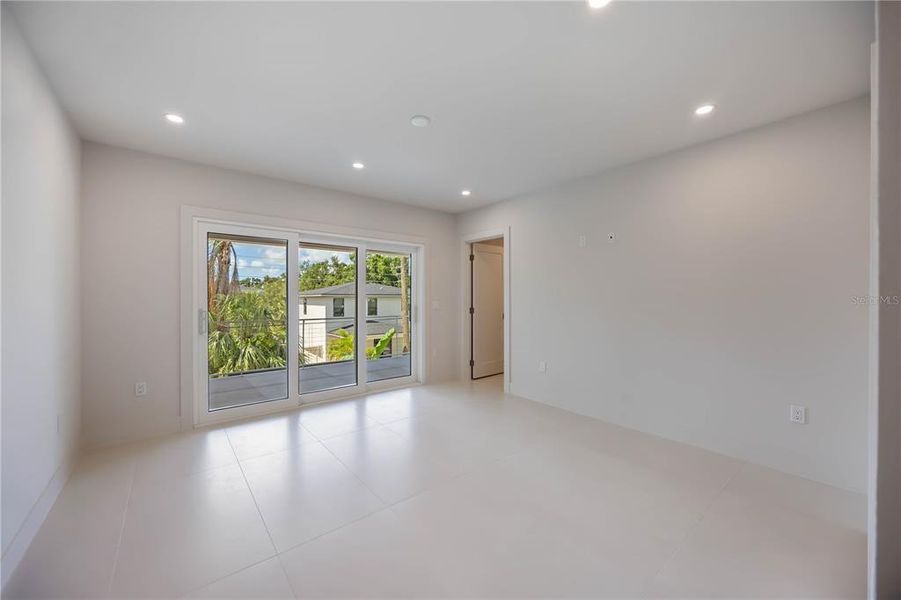 Spacious, unfurnished interior of a new home in , Sarasota (Image 71).