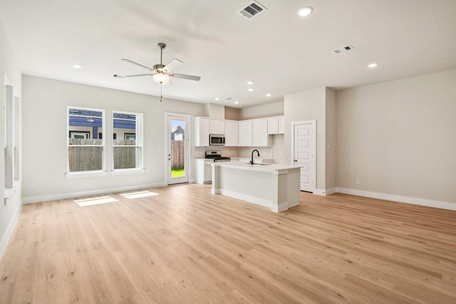 Spacious, unfurnished interior of a new home in Alicante, Houston (Image 18).