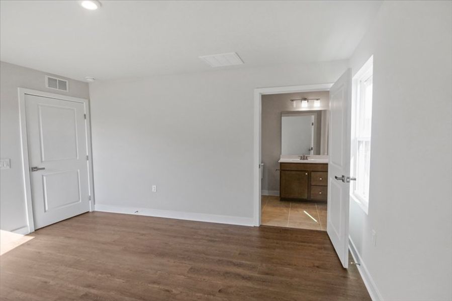 Spacious, unfurnished interior of a new home in Garrison Farms, Seneca (Image 17).