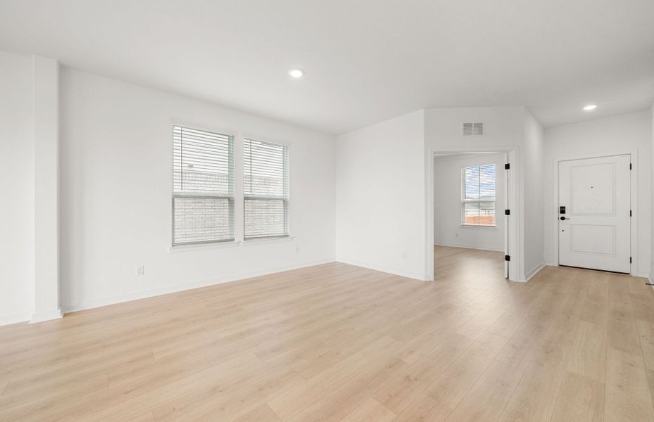 Spacious, unfurnished interior of a new home in Sunfield, Buda (Image 24).