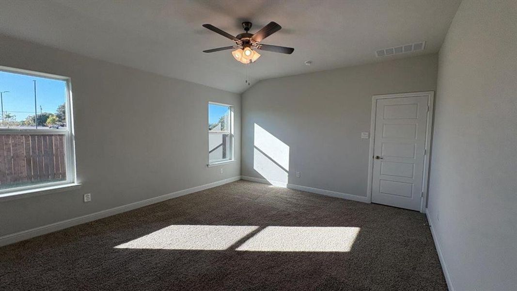 Spacious, unfurnished interior of a new home in Sandstone Estates, Granbury (Image 21).