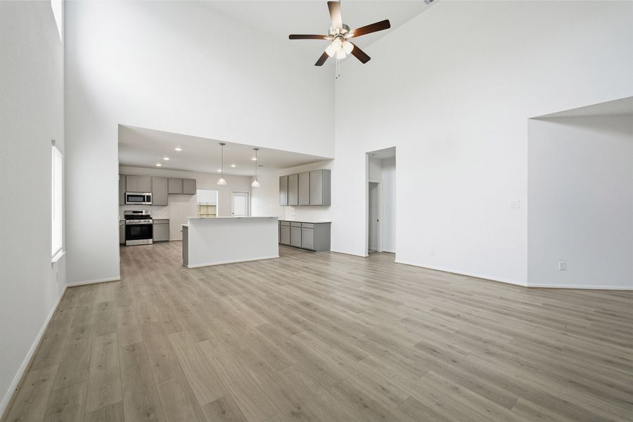 Spacious, unfurnished interior of a new home in Ashland, Texas City (Image 22).