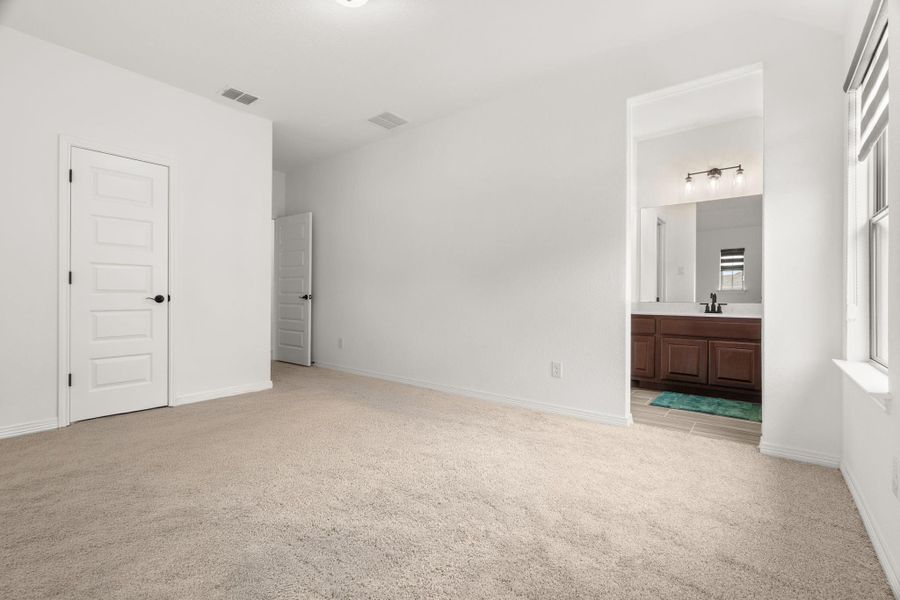 Spacious, unfurnished interior of a new home in Santa Rita Ranch, Liberty Hill (Image 22).