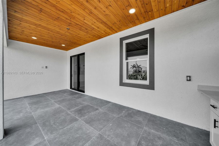 Spacious, unfurnished interior of a new home in , Cape Coral (Image 36).